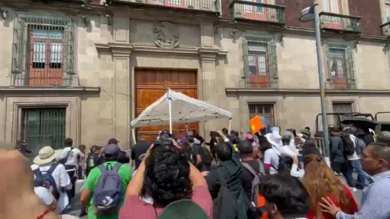 Trabajadores del Poder Judicial intentan dar portazo en Palacio Nacional y se enfrentan a policías