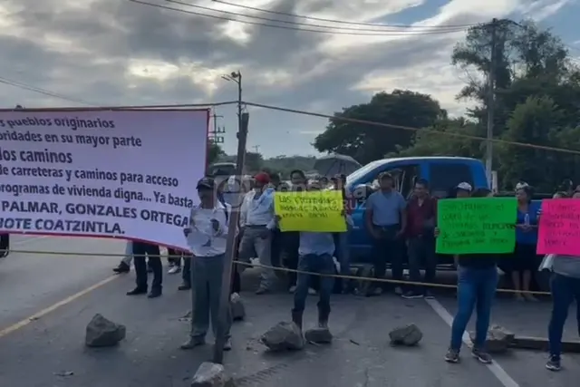 Pemex contamina y daña carreteras: pobladores de Coatzintla