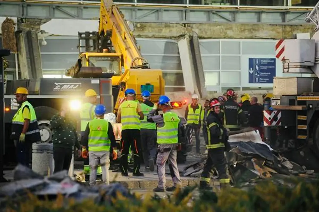 Hay al menos 13 muertos por derrumbe de techo en estación de trenes