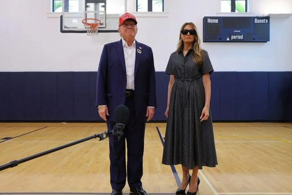 Acude Trump con Melania a su centro de votación en Palm Beach, Florida