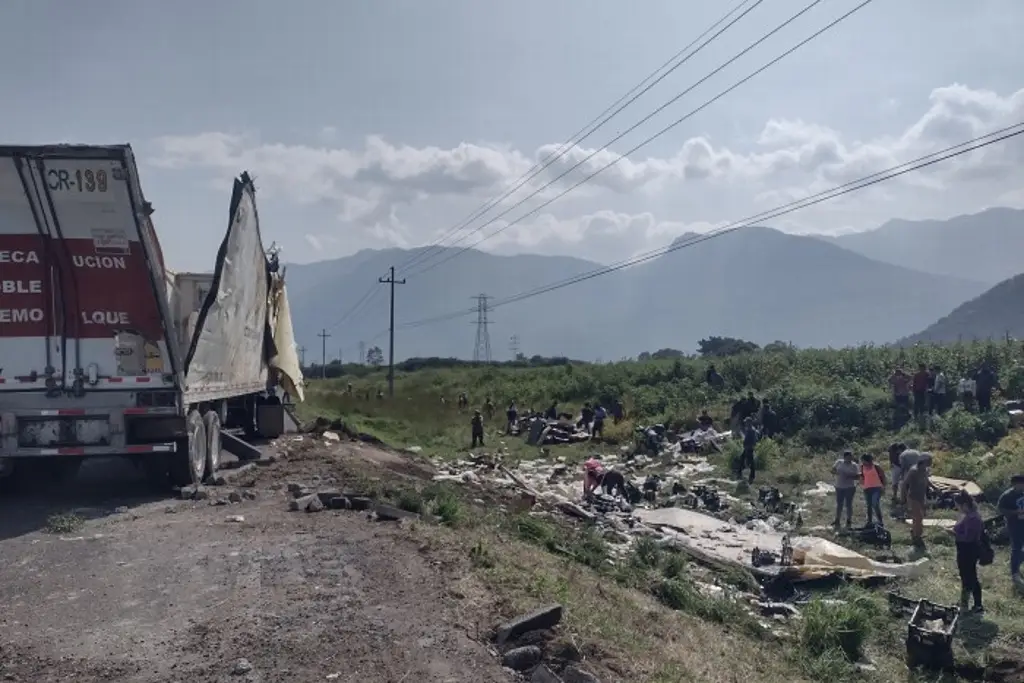 Vuelca tráiler de lácteos en autopista de Veracruz; lo saquean