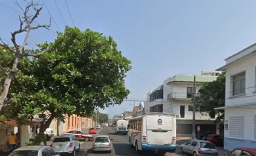 Queda prensada por la puerta al subir al camión de pasaje en Veracruz