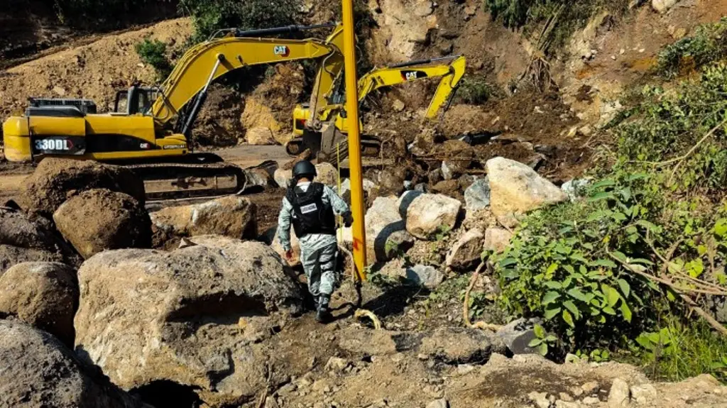 Empresarios calculan pérdidas millonarias por cierre en autopista de Veracruz