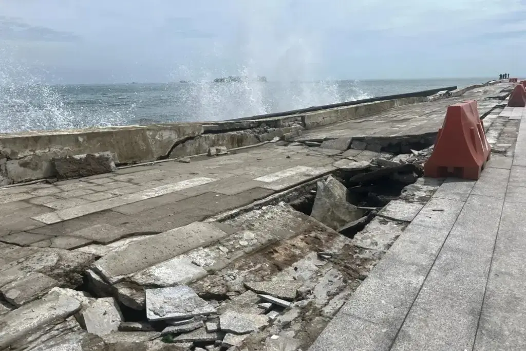 Sheinbaum se compromete a apoyar reparación de socavón en bulevar de Boca del Río