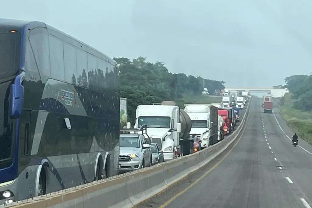 Cierre total por incendio de vehículo en autopista de Veracruz