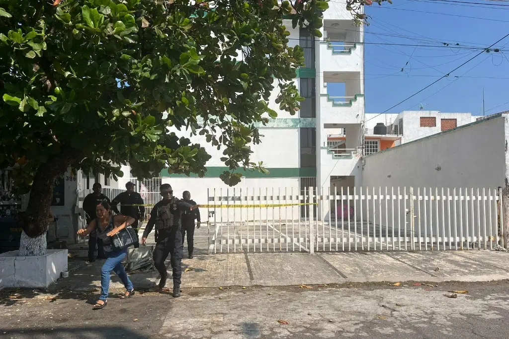 Mujer muere al caer de edificio de departamentos en Veracruz