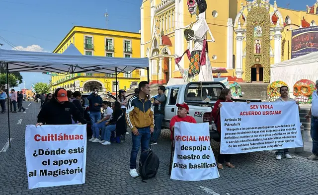 Bloquean maestros centro de Xalapa tras despido injustificado