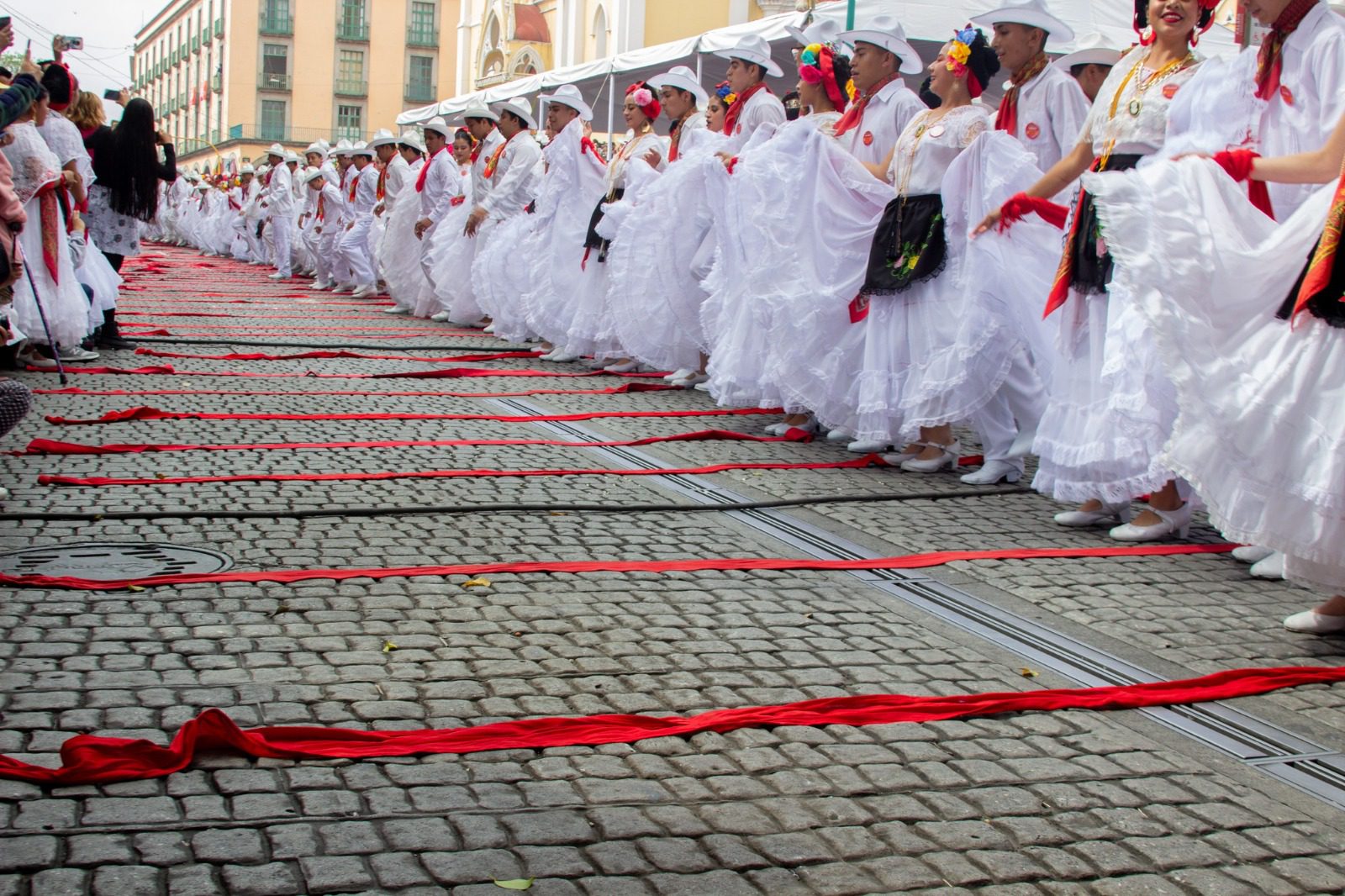 Buscan romper récord de más bailarines zapateando “La Bamba” en Xalapa