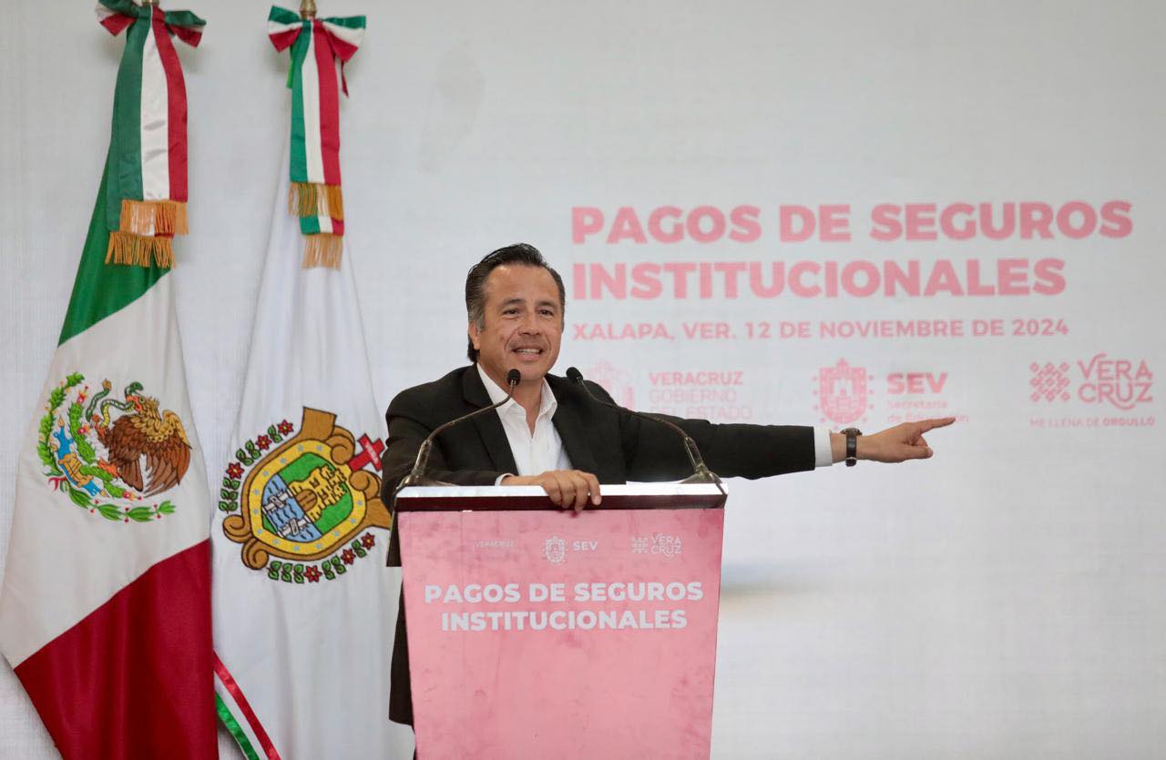 Entrega gobernador pago de seguros institucionales por 298 mdp a magisterio veracruzano