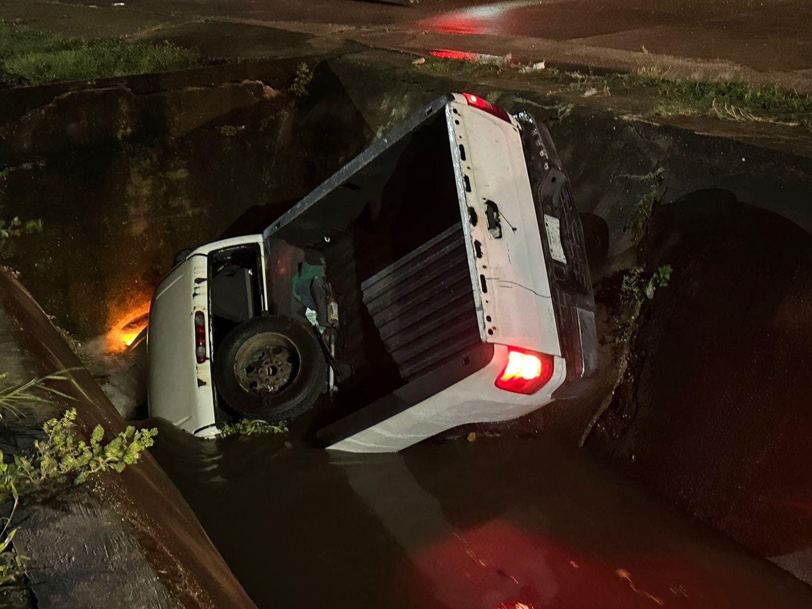 Fuerte lluvia en Coatza provoca caída de camioneta de Pemex a un canal; no hubo lesionados