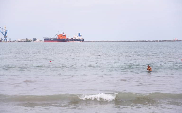 Rescatan a cinco kayakistas que naufragaron en mar abierto de Veracruz