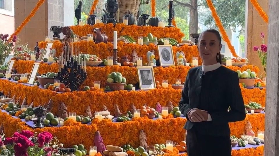 Claudia Sheinbaum presenta la ofrenda de Día de Muertos en Palacio Nacional dedicada a las heroínas de la patria