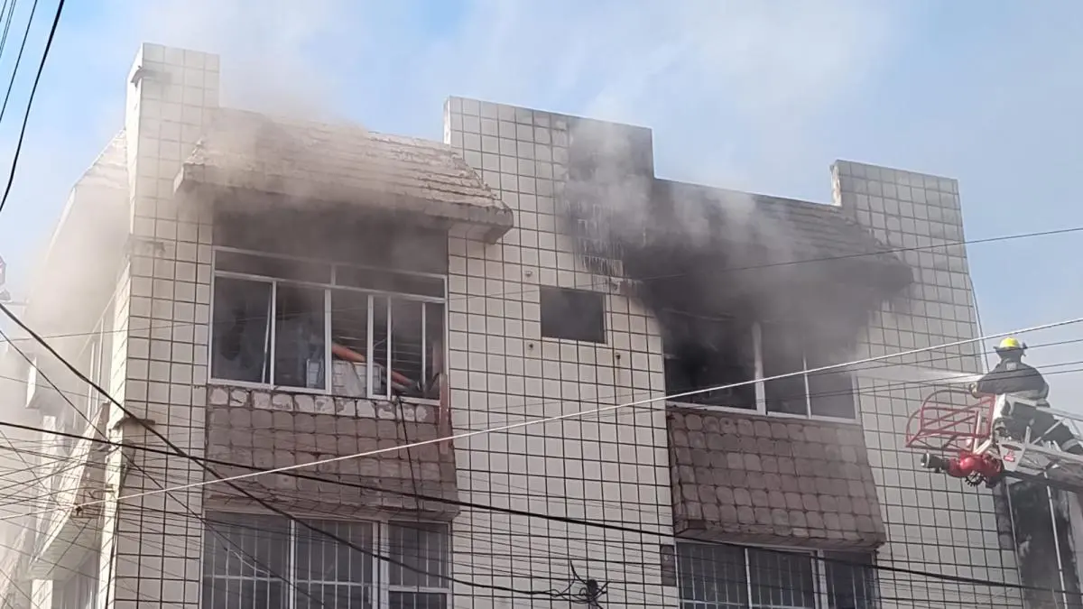 Se incendia edificio con adornos navideños en mercado de Veracruz