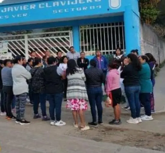 Exigen salida de maestro acusado de acoso en Nogales