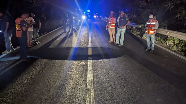 Socavón en la Cardel-Poza Rica, ruta de evacuación de Laguna Verde