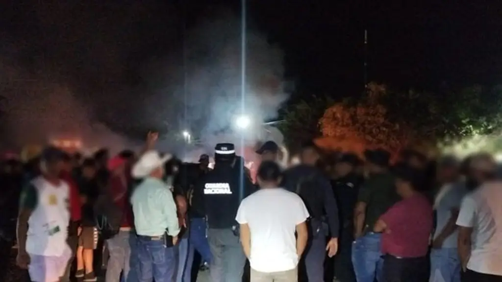 Habitantes bloquean carretera al sur de Veracruz