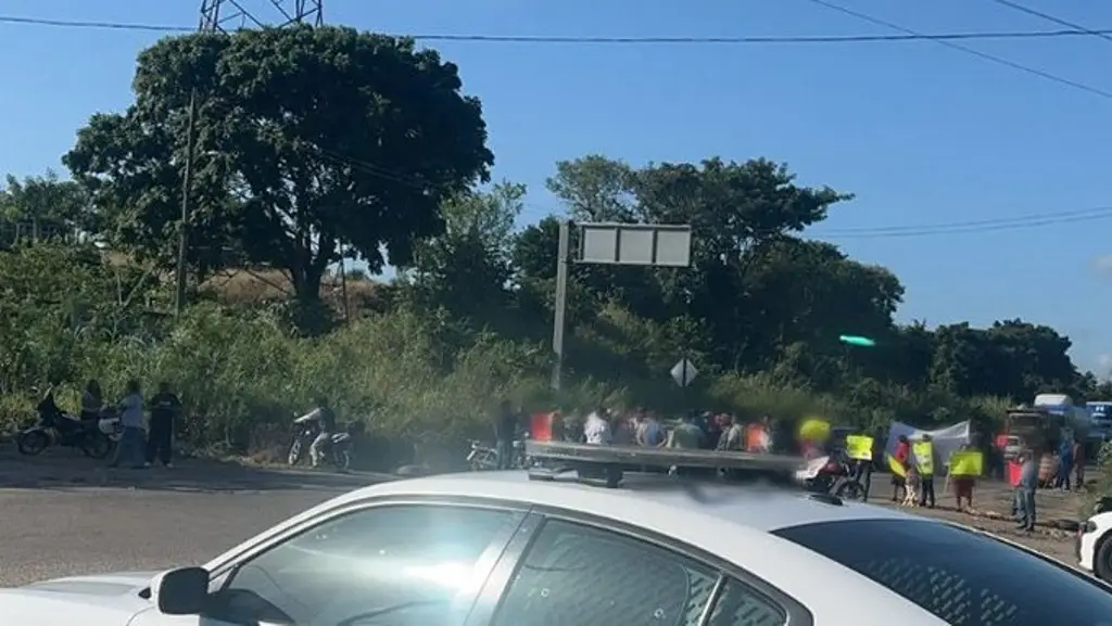 Habitantes bloquean tramo carretero Coatzacoalcos-Acayucan