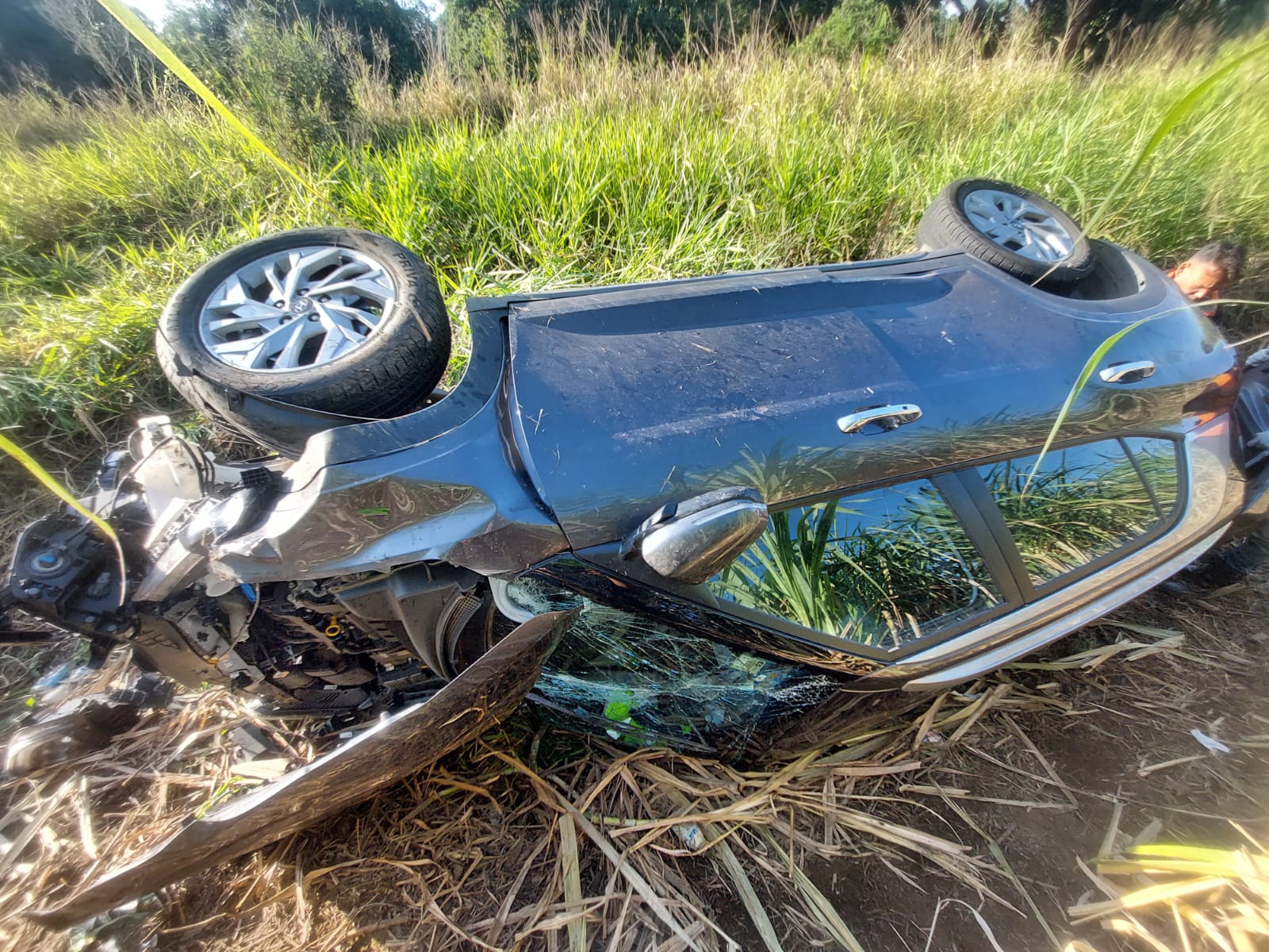 Por esquivar bache, mujer vuelca automóvil y se fractura en Ángel R. Cabada