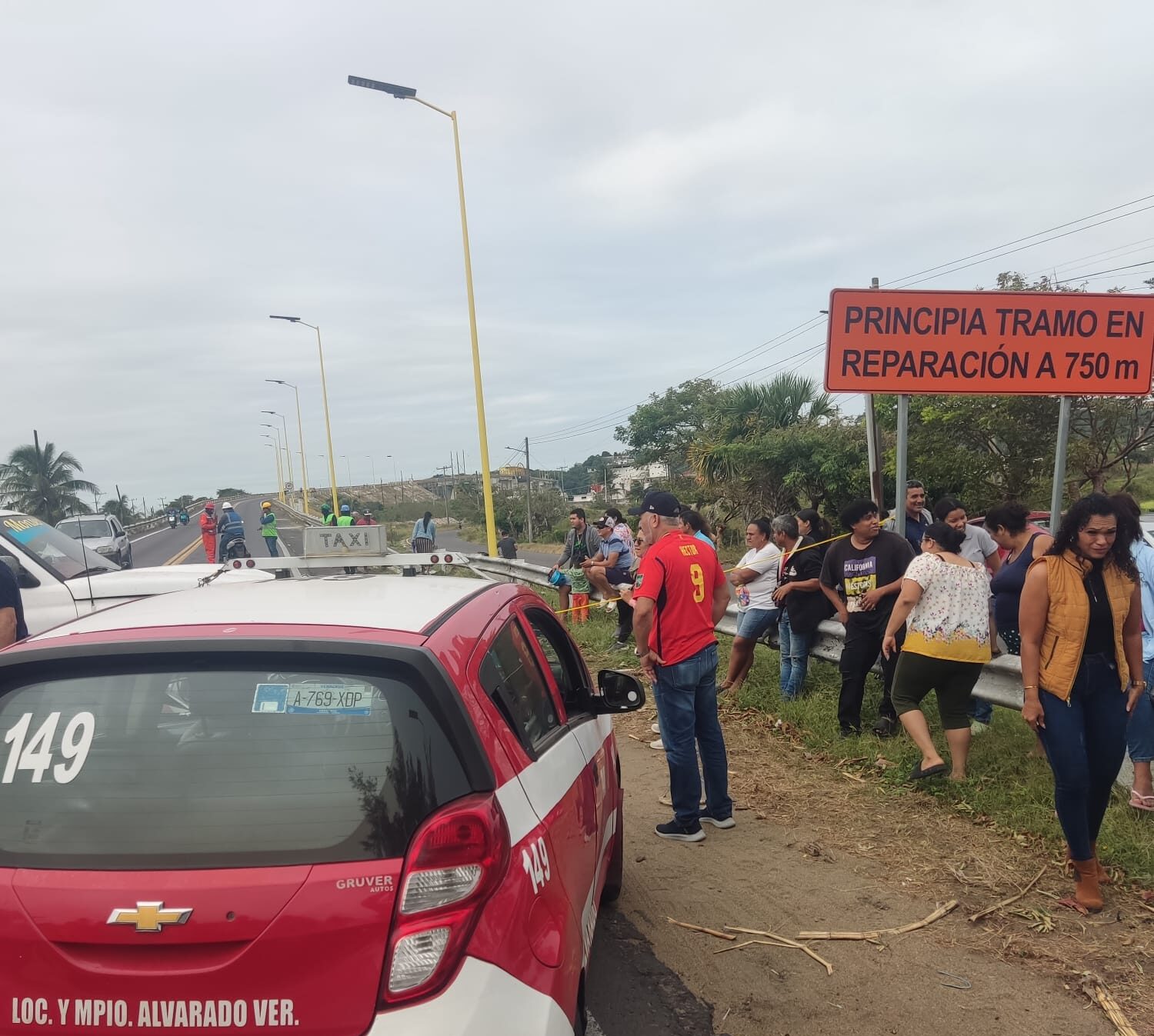 Por falta de luz bloquean carretera 180 a la altura de Paso Nacional en Alvarado