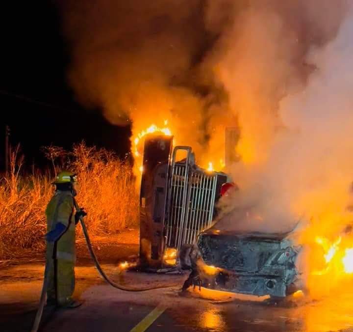 Se incendia camión cañero en carretera 180, a la altura de Ángel R. Cabada