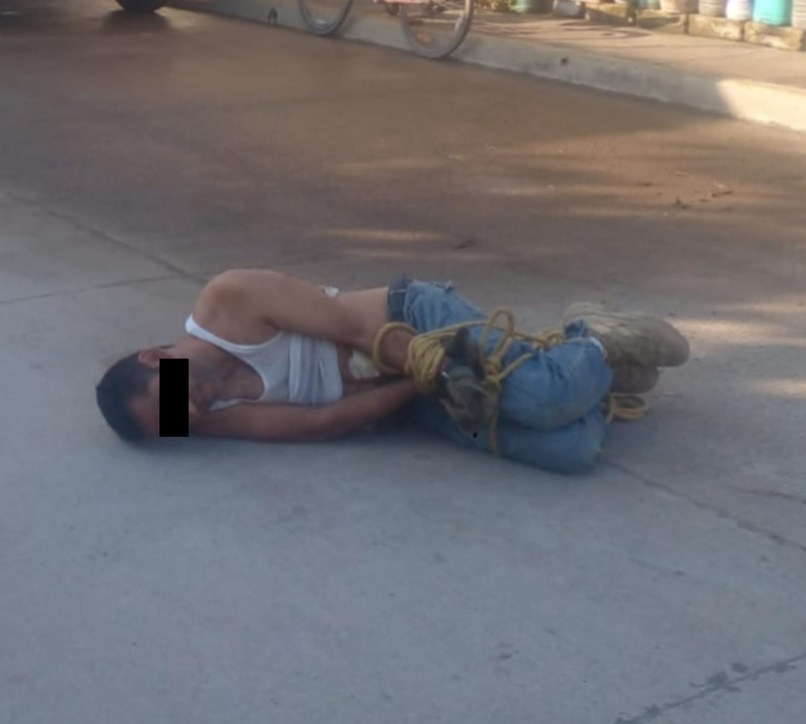 Vecinos amarran a sujeto que intentó agredirlos con navaja en Medellín de Bravo
