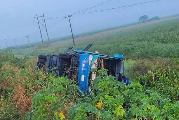 Vuelca autobús en Ángel R. Cabada; no hay lesionados