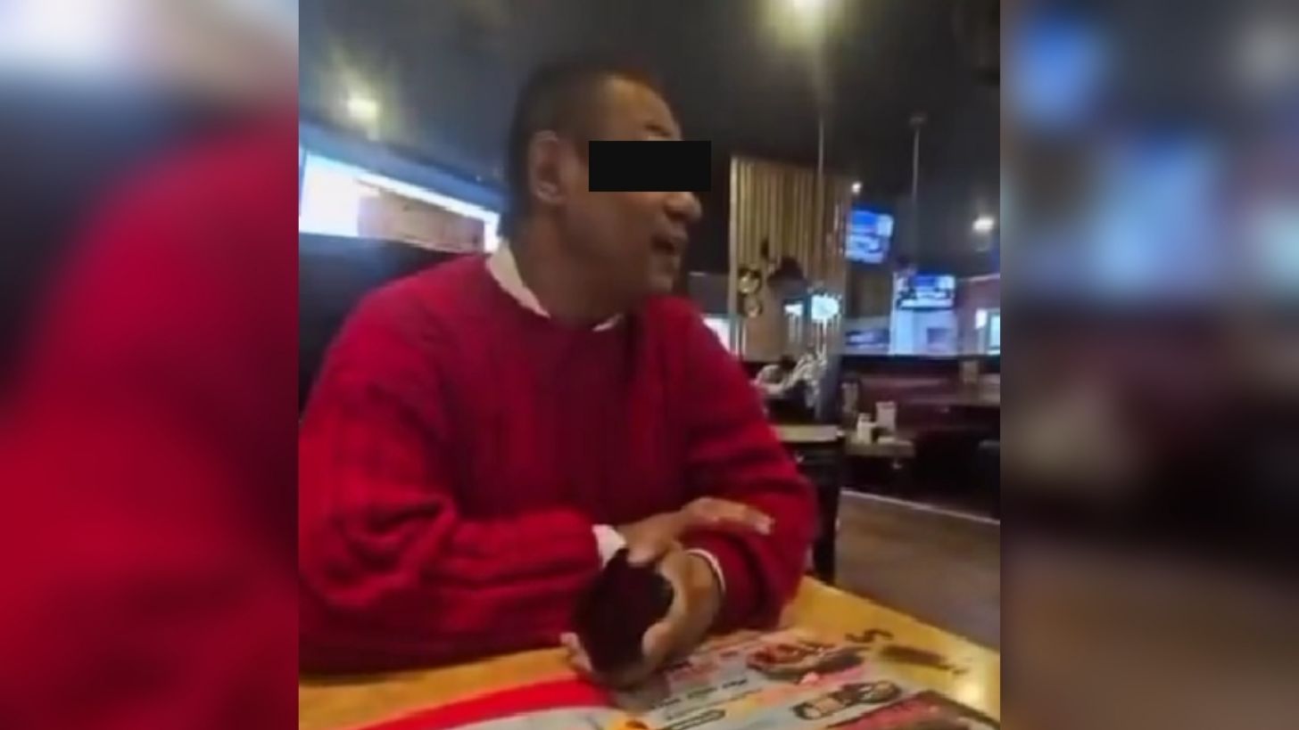 Tunden a restaurante en Xalapa por pedir a hombre con discapacidad visual que se retire por traer a su perro guía