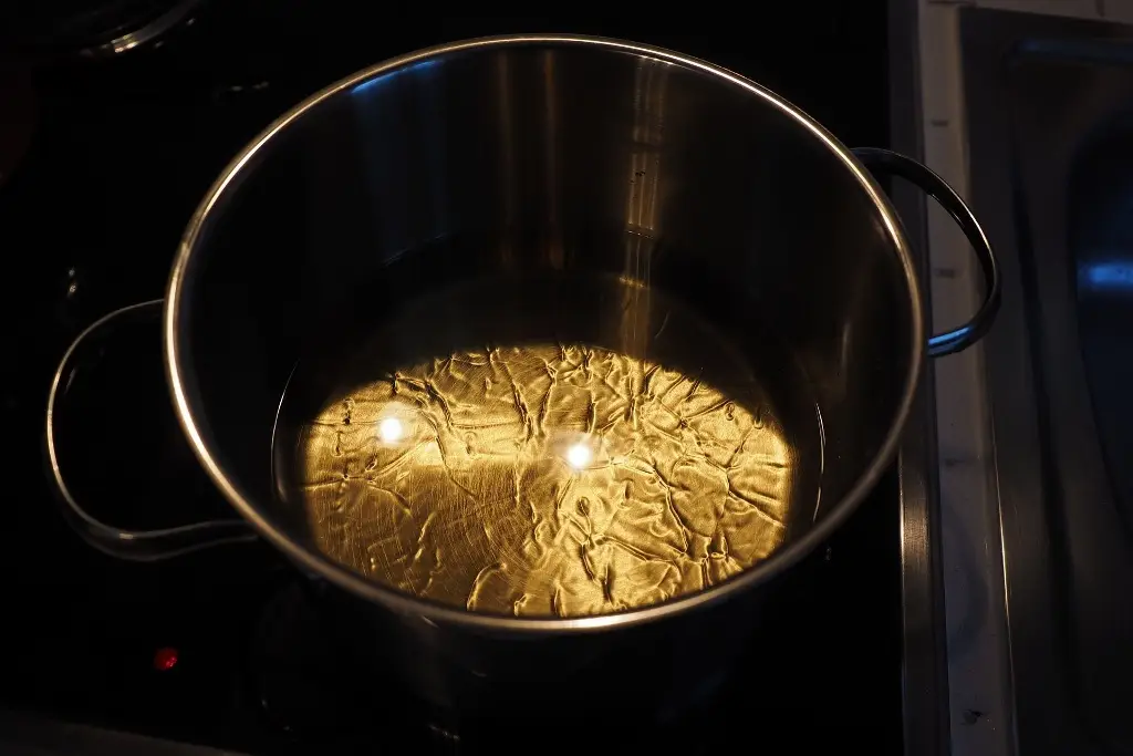 Hombre arroja aceite hirviendo a dos cocineras