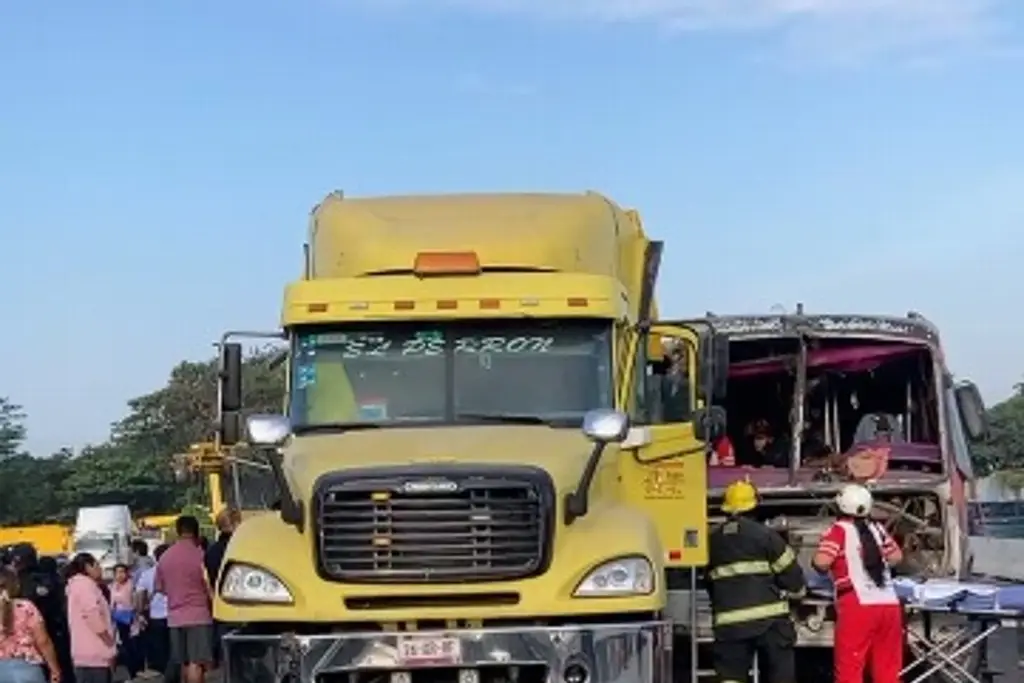 Camión de pasaje choca contra tráiler en la Veracruz-Cardel; varios heridos