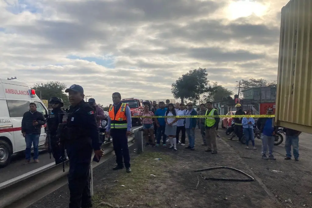 Buscan a familia de menor de 13 años iba en autobús que chocó en la Veracruz-Cardel