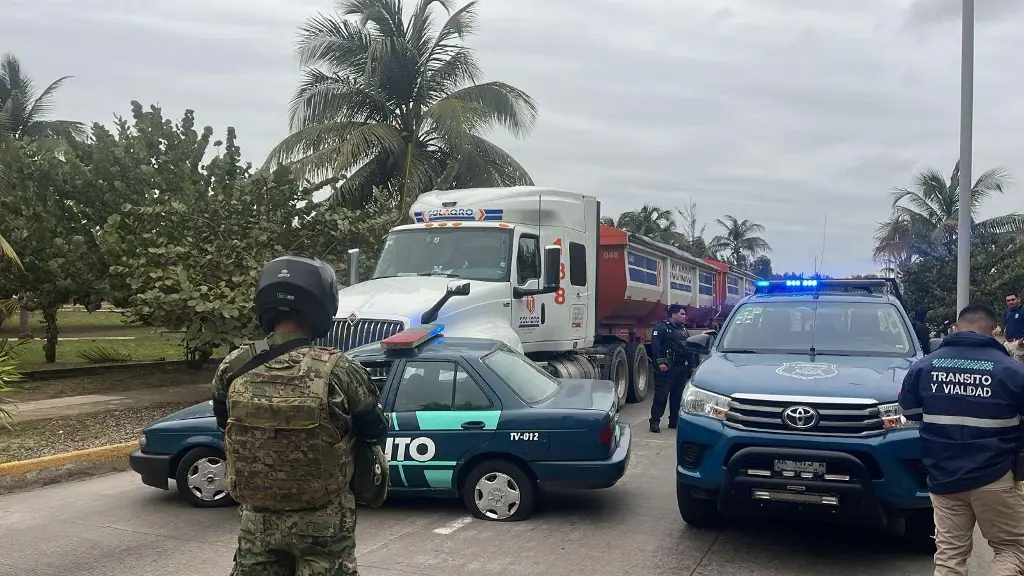 Tráiler se lleva patrulla de tránsito en Veracruz