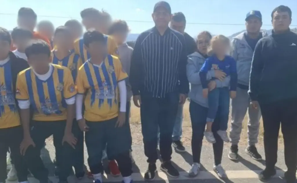 Privan de la libertad a grupo de niños futbolistas, entrenador, su esposa y una bebé