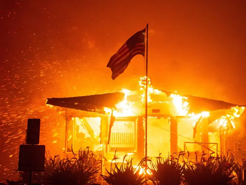 Incendios en California dejan en cenizas decenas de casas y negocios