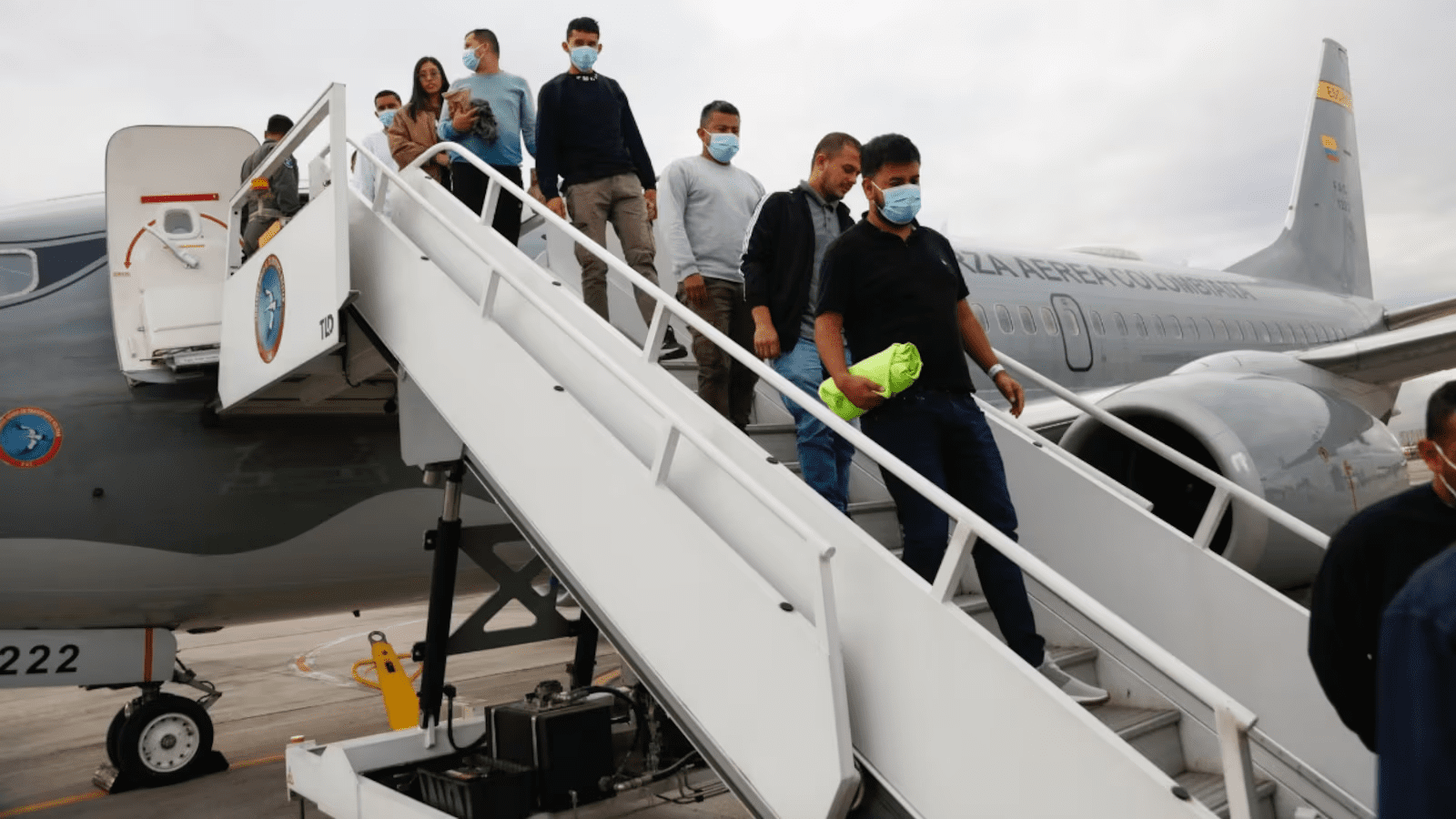 Colombia recibe avión de migrantes deportados por Trump: ‘Son libres, dignos, sin estar esposados’