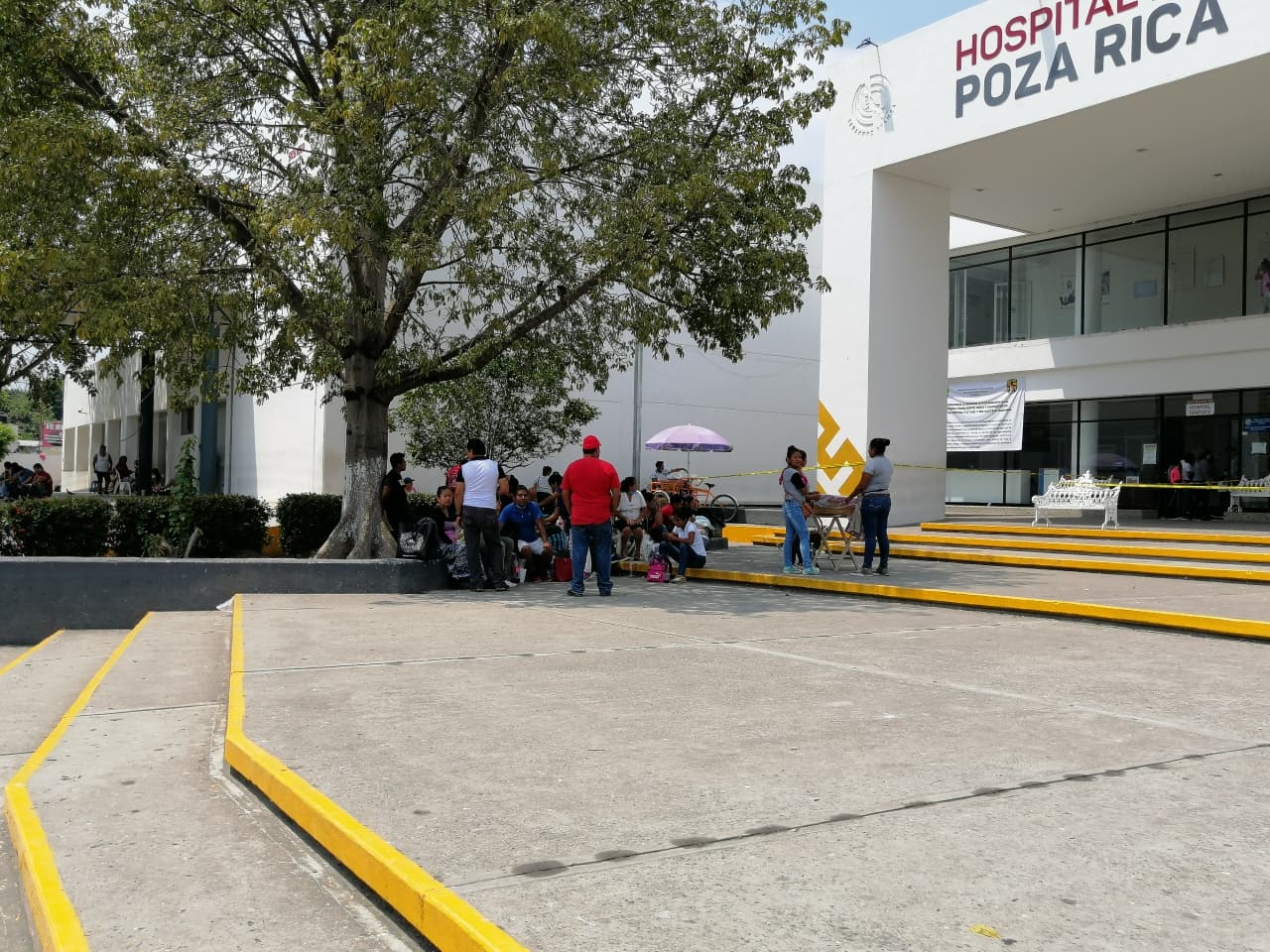 Huelga en hospital de Poza Rica; trabajadores de limpieza suspenden labores