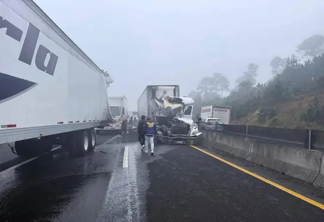 Accidentes de tráileres en Tlacolulan y en Las Vigas