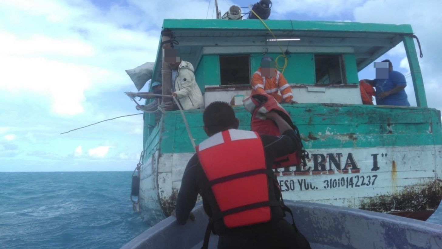 Así fue como un pescador salvó a sus 3 compañeros que naufragaban tras voltearse una lancha