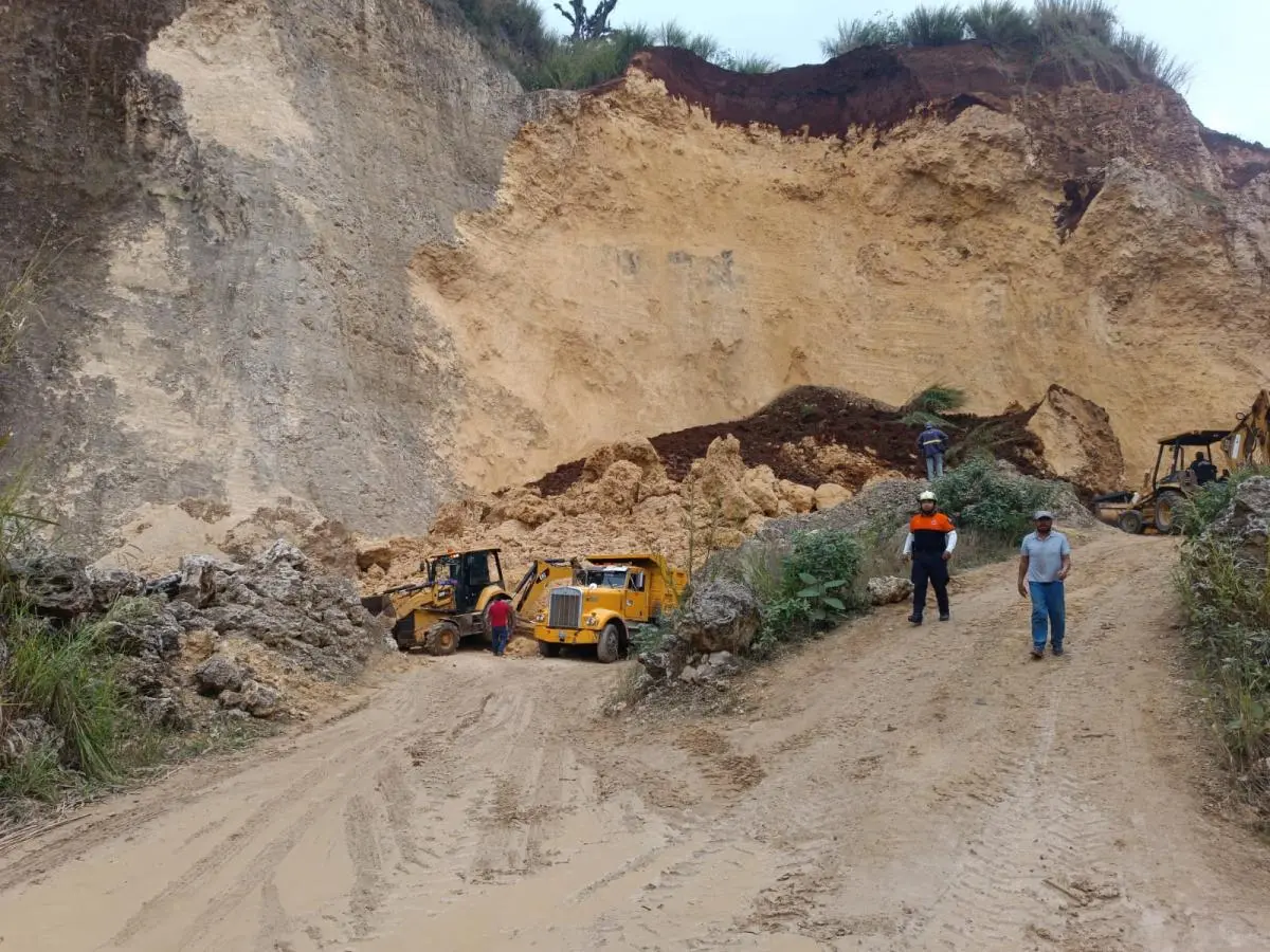 Rescatan cuerpo de Julio, aplastado en mina irregular de Ixtac