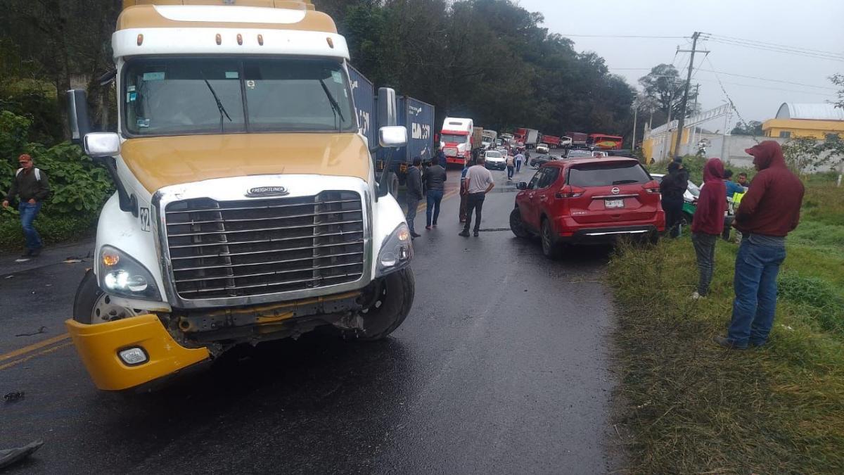 Taxi choca contra tráiler en la Xalapa-Perote; hay 2 heridos