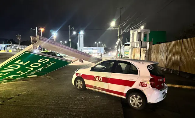 Vientos del FF24 derriban señalamiento y cae sobre taxi en Coatza