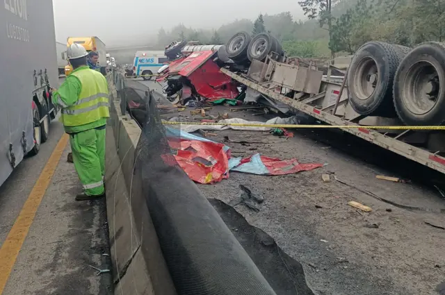 Volcadura de tráiler en la Xalapa-Perote deja dos muertos