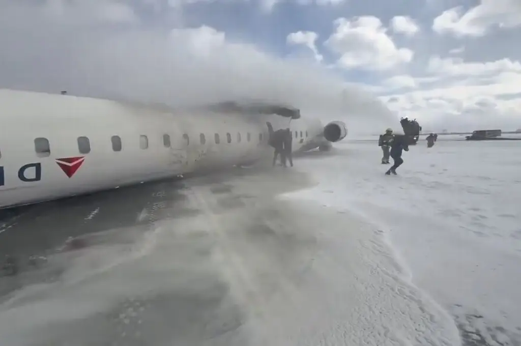 Avión se estrella y vuelca en aeropuerto de Toronto, Canadá