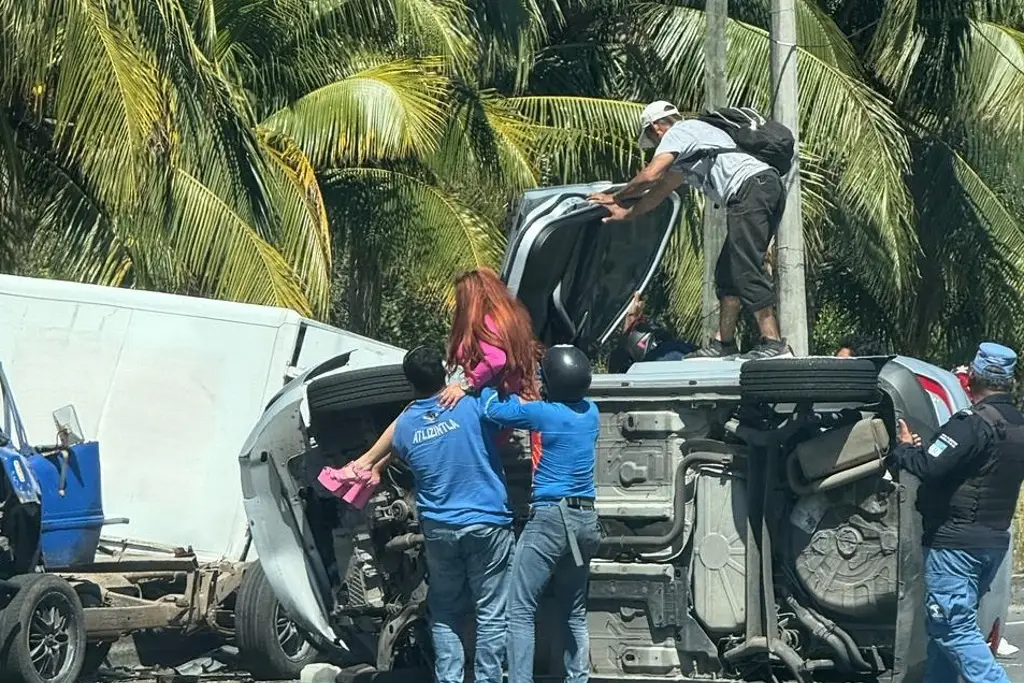 Aparatoso accidente en la Boca del Río – Paso del Toro; camioneta queda volcada