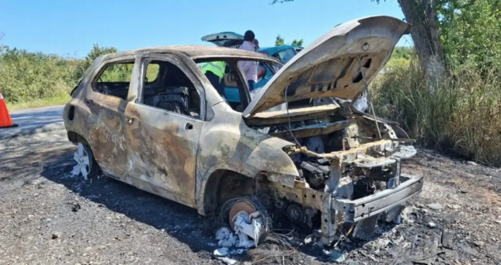 Se incendia carro particular en carretera de Veracruz