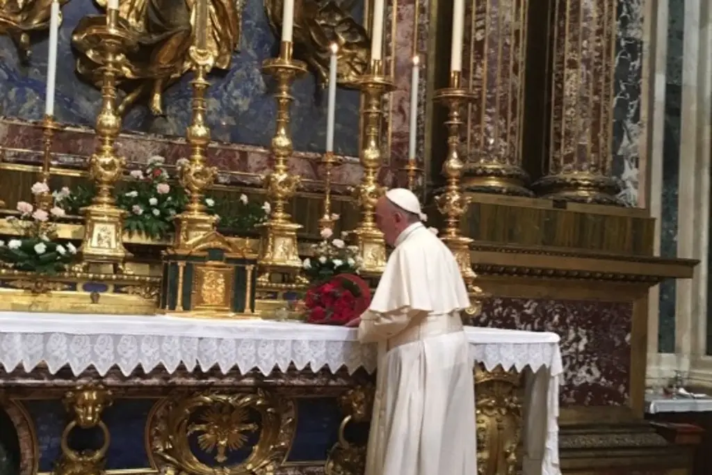 El papa envía un mensaje firmado desde el hospital, donde sigue trabajando