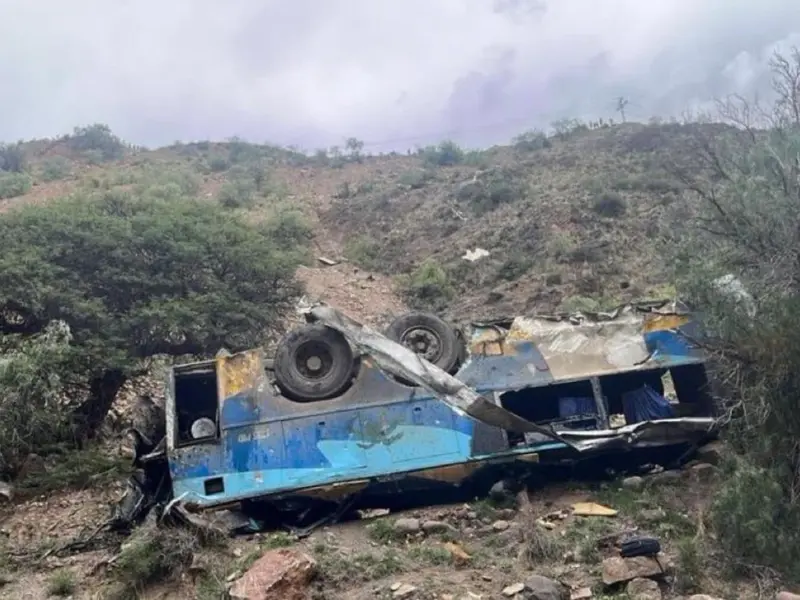 Accidente de autobús de pasajeros deja al menos 31 muertos en Bolivia