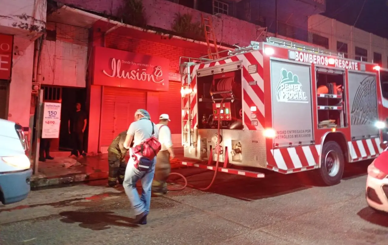 Cigarro encendido provoca incendio en depa de Coatza