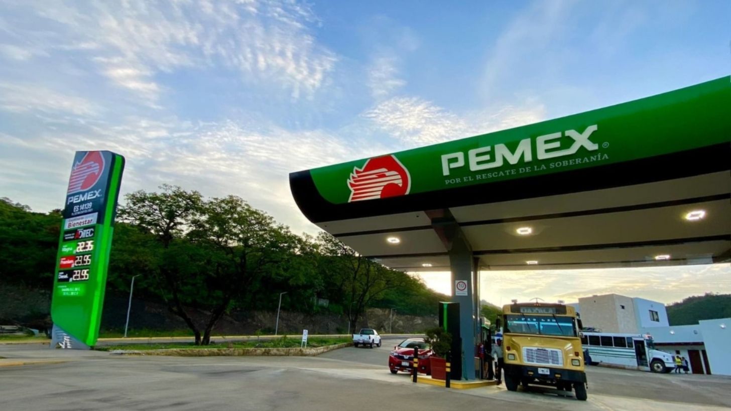 PEMEX presenta plan de 6 ejes; buscan fijar a 26 pesos el precio máximo de la gasolina