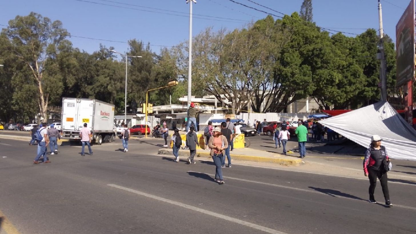 Maestros de la CNTE toman dependencias federales y casetas de cobro en Oaxaca