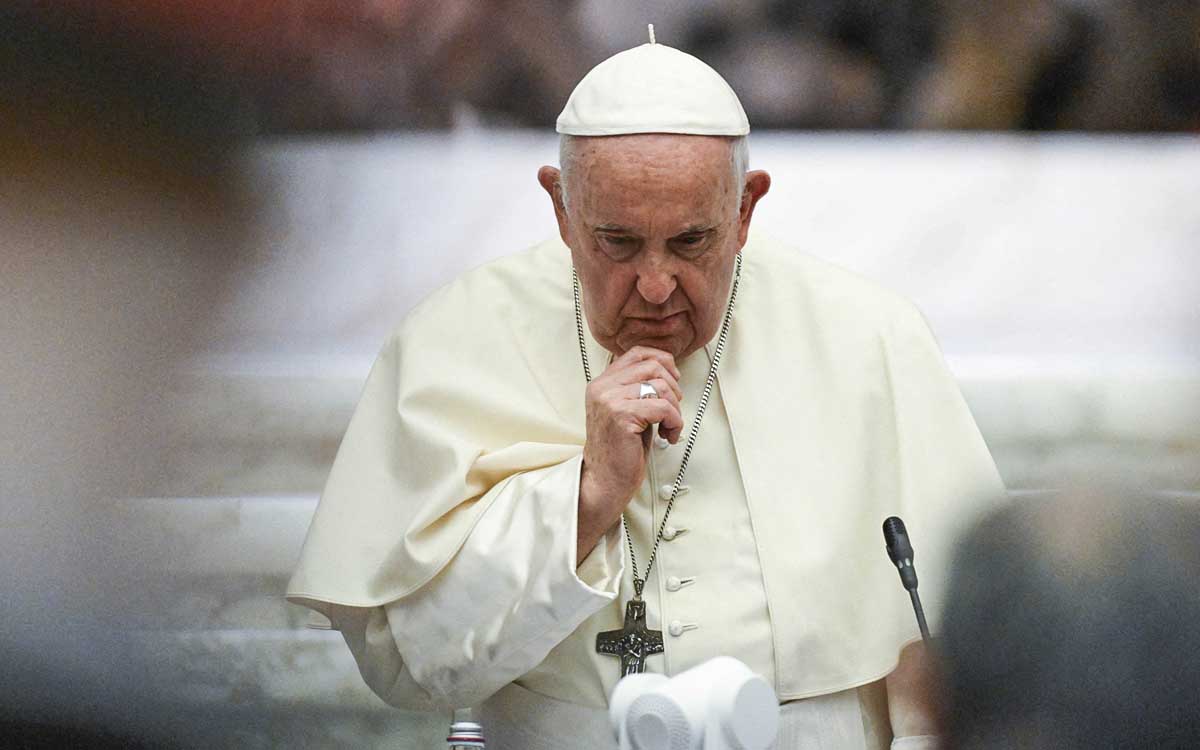 El papa Francisco pasó bien la noche y continúa su tratamiento, reporta el Vaticano